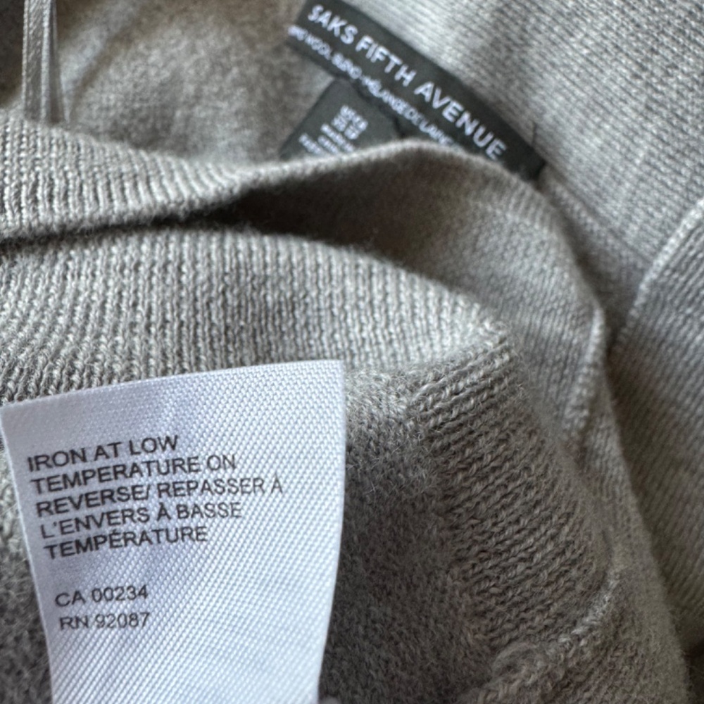Saks  Fifth Avenue sweater - Picture 10 of 12